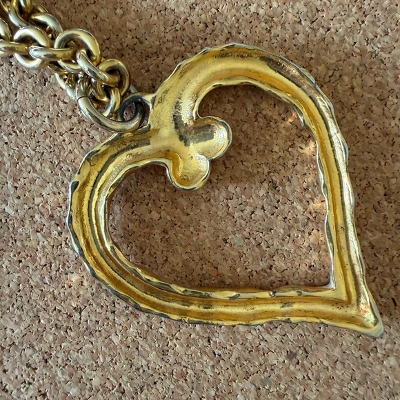 HEART OF GOLD. Hammered goldtone heart on goldtone link chain - Picture 8 of 11
